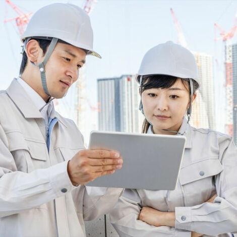 建設作業の進捗確認をするスタッフたち