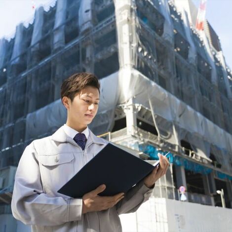 現場で書類を確認するスタッフ